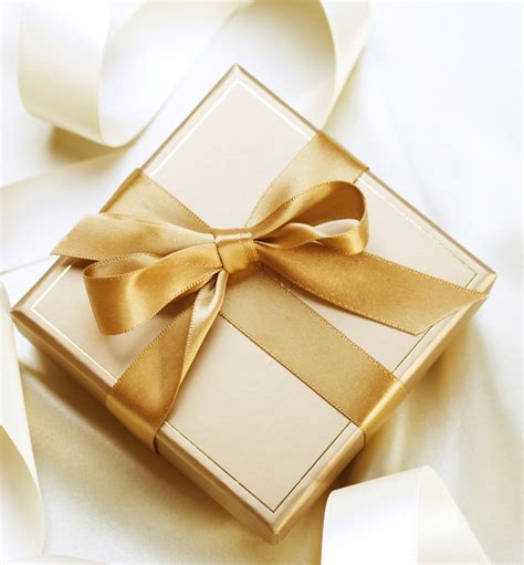 tying ribbons to gift boxes